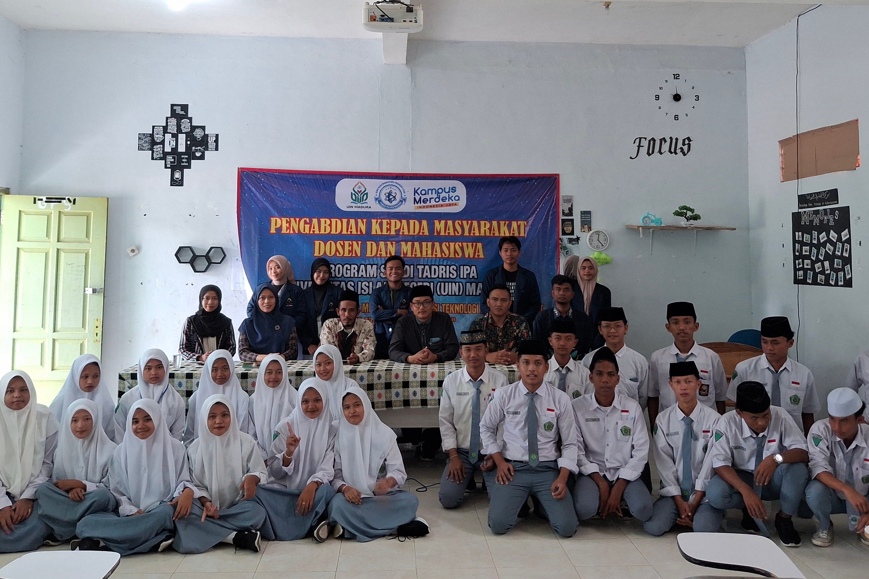 PKM Inovatif Tadris IPA Ajak Siswa MA Az-Zubair Belajar IoT untuk Pembelajaran Sains