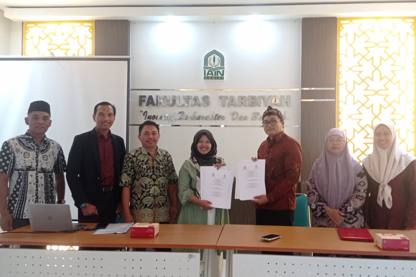 KOLABORASI PERGURUAN TINGGI : PRODI TADRIS IPA IAIN MADURA DAN PRODI TADRIS IPA IAIN KEDIRI TANDATANGANI MOU UNTUK BENCHMARKING MBKM DAN PELAKSANAAN TRI DHARMA PT